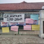 Warga Kritisi Poster Demo di Gerbang DPRD Lebak, Bikin Kumuh